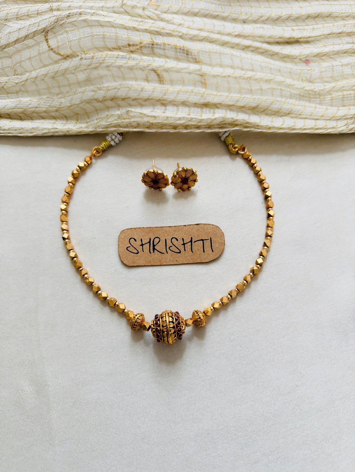 Beads choker gold